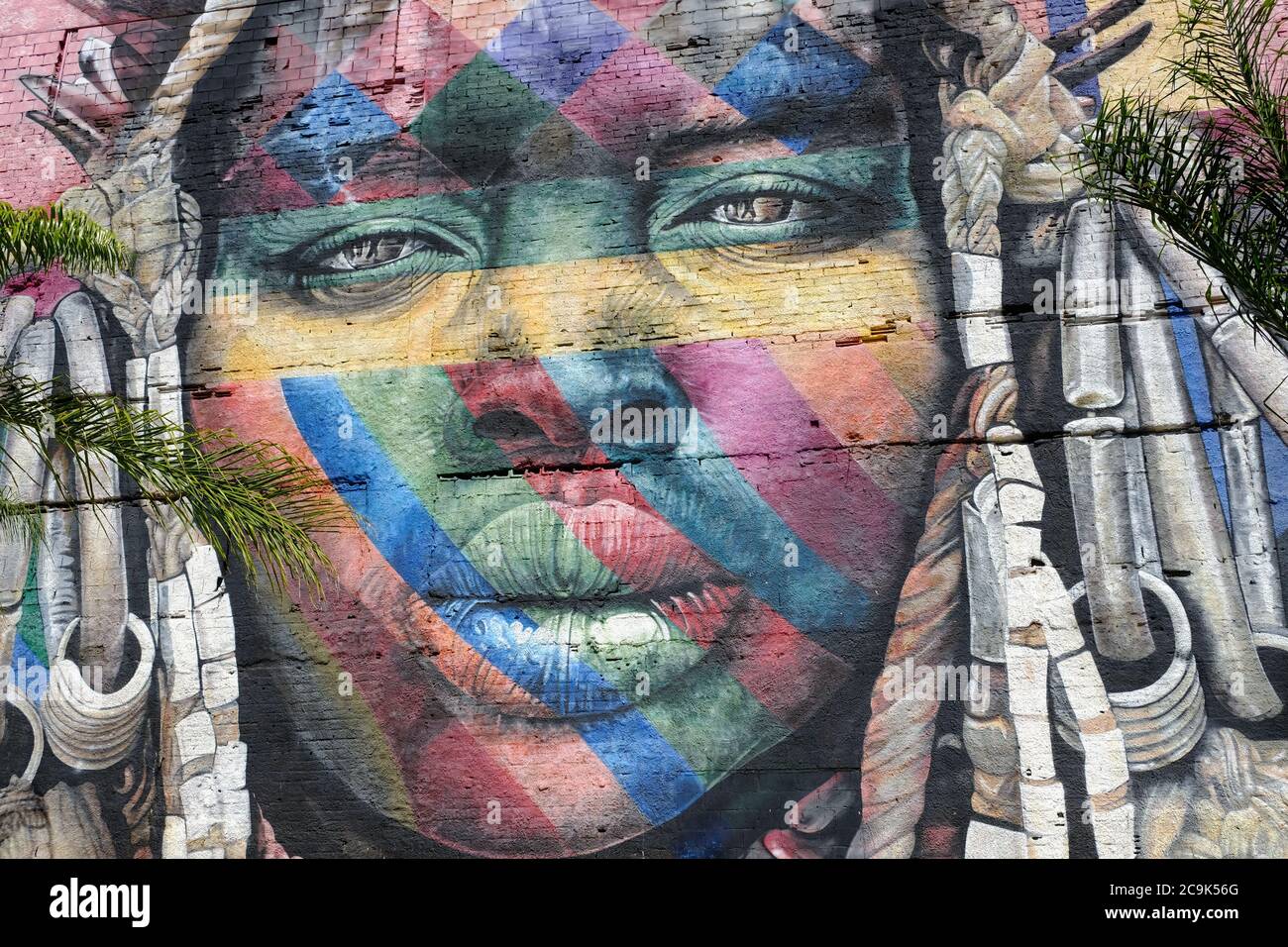 Brésil Rio de Janeiro - Port et Docks zone avec le plus grand graffiti ethnique mur - Mural das Etnias Banque D'Images