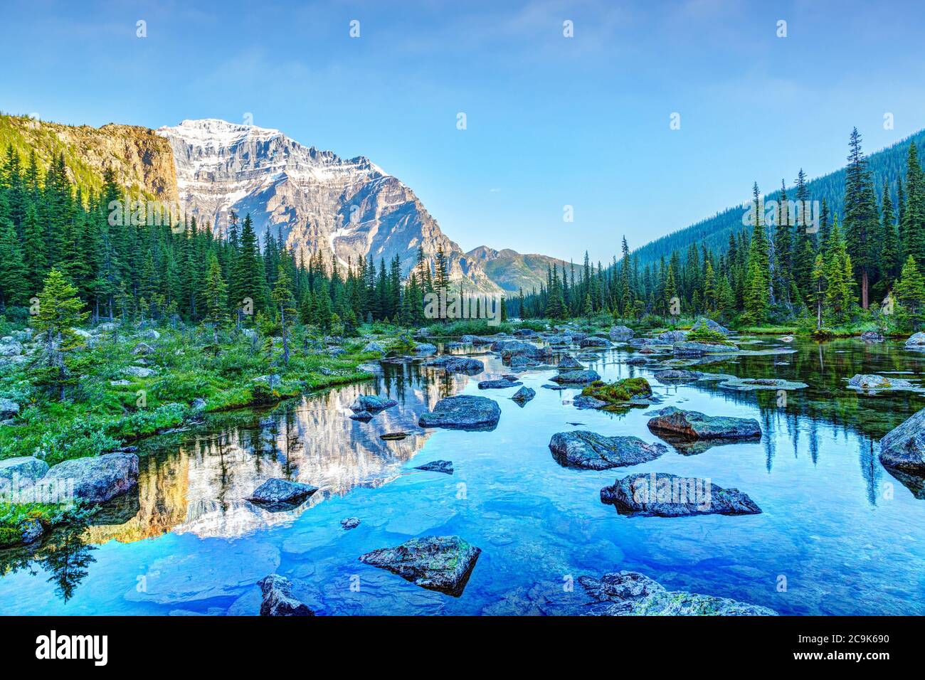 Randonnée sur le lac Moraine avec le mont Temple qui réfléchit au large des lacs de consolation au parc national Banff près du lac Louise, en Alberta, au Canada. Banque D'Images