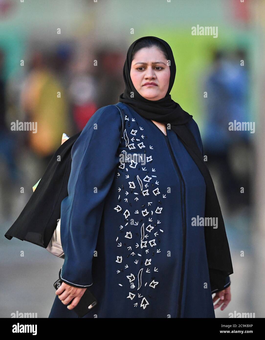 Femme musulmane portant le hijab noir. Doha, Qatar Photo Stock - Alamy