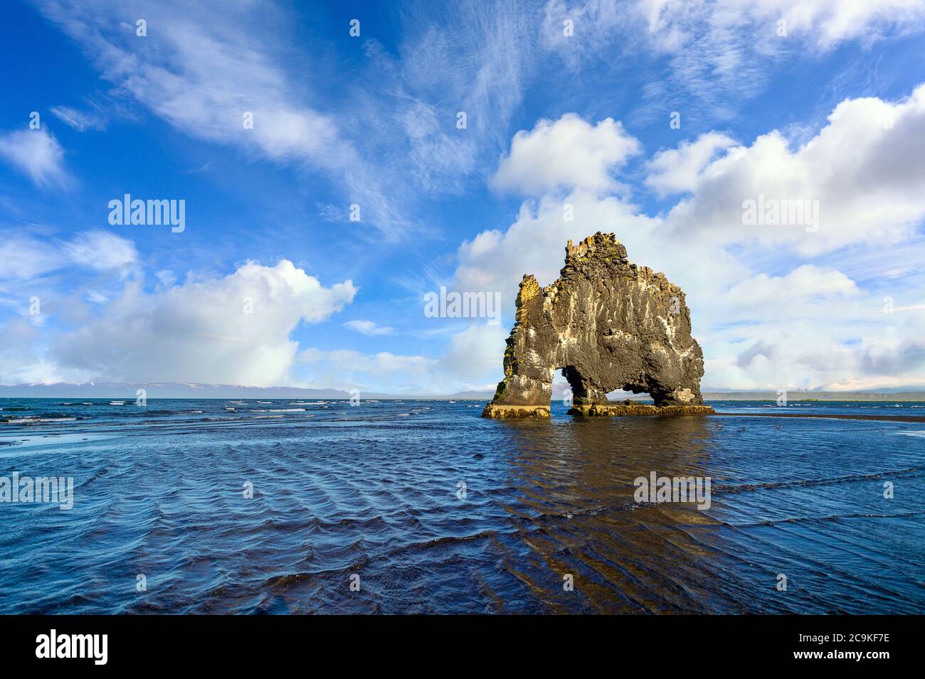 Hvitserkur est une étrange pierre en forme de dragon et de monstre. Sur la côte nord de l'Islande, sur un ciel bleu clair et de beaux nuages, cet endroit Banque D'Images