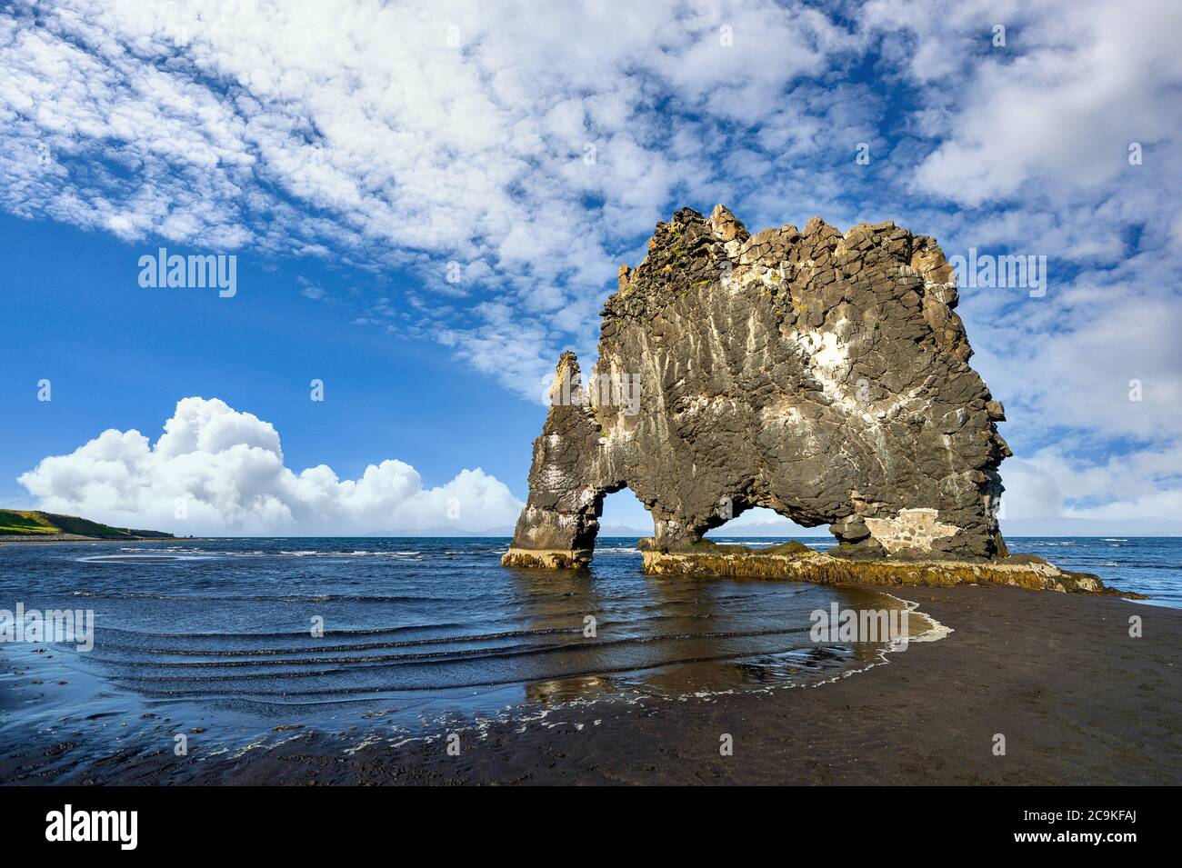 Hvitserkur est une étrange pierre en forme de dragon et de monstre. Sur la côte nord de l'Islande, sur un ciel bleu clair et de beaux nuages, cet endroit Banque D'Images