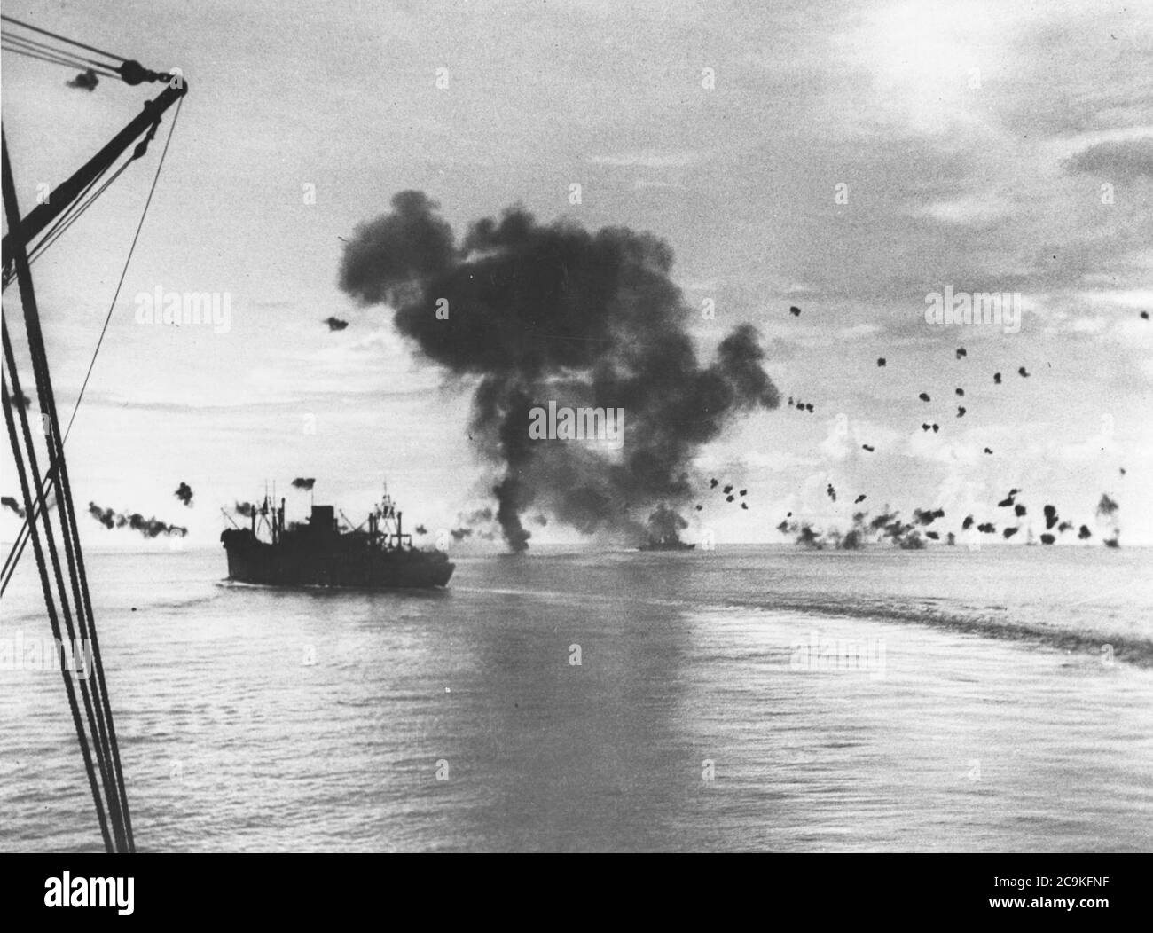 Attaque aérienne de Japanes contre la navigation au large de Guadalcanal, 12 novembre 1942. Banque D'Images
