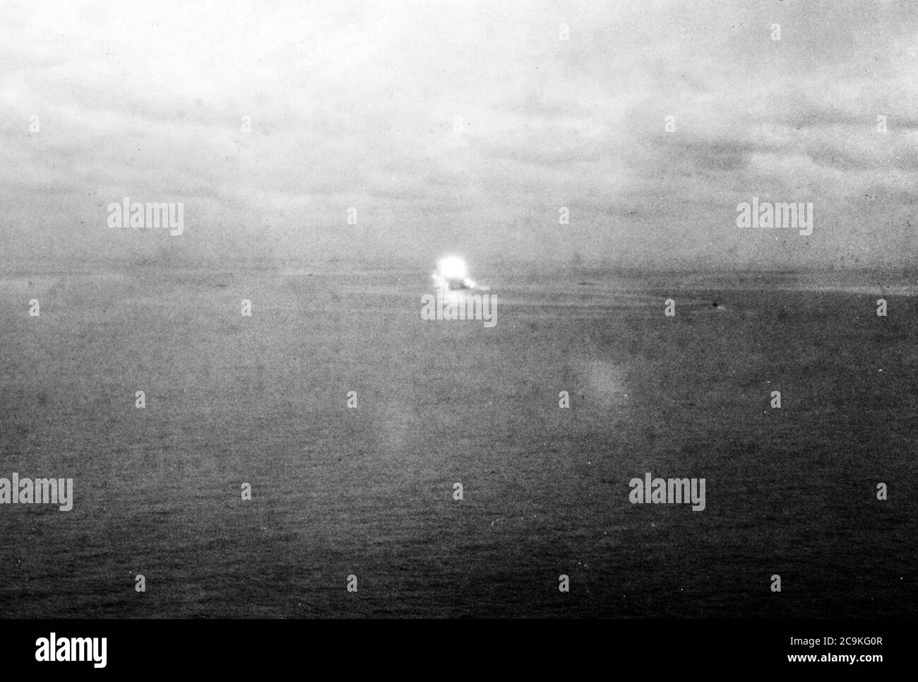 Le cuirassé japonais Yamato explose, le 7 avril 1945 (NH 62579). Banque D'Images