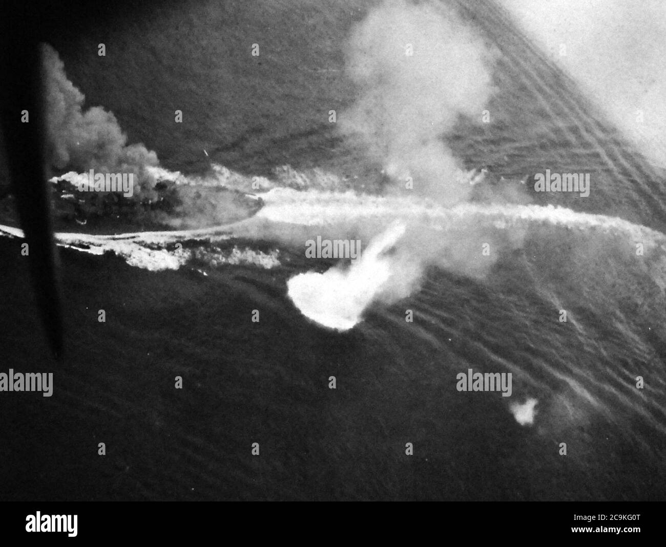 Navire de guerre japonais Yamato vu d'un avion attaqué, 7 avril 1945 Banque D'Images