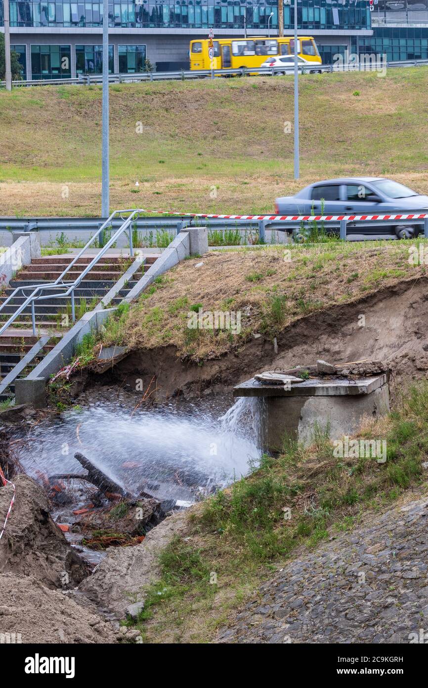 Système d'évacuation en cas d'accident. Défaillance de l'alimentation en eau. Percée du système d'alimentation en eau. Une fontaine d'eau s'écoule de l'égout sous haute pression Banque D'Images