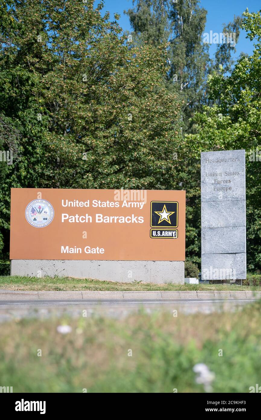 Stuttgart, Allemagne. 31 juillet 2020. Un panneau indique l'entrée principale de la caserne américaine « caserne de patchs ». Il s'agit également du quartier général du Commandement européen des États-Unis (EUCOM). Selon une annonce du président américain Trump, cette situation va être déplacée de Stuttgart à Mons en Belgique. Credit: Sebastian Gollnow/dpa/Alay Live News Banque D'Images