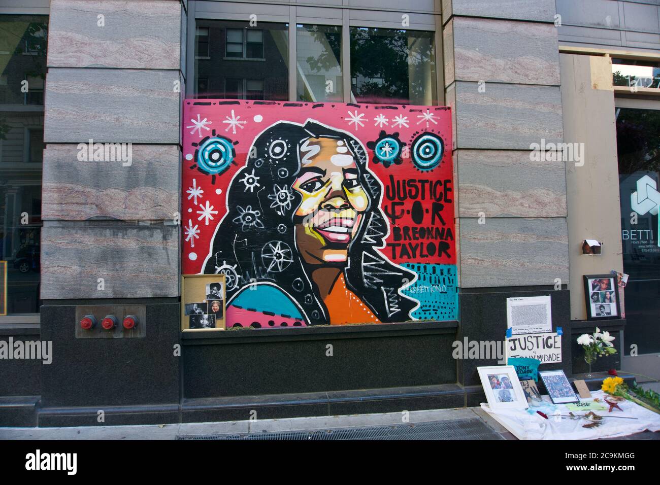 Les vies noires comptent la fresque murale et le sanctuaire commémoratif de Breonna Taylor, qui est mort de brutalités policières. Dites son nom. Oakland, Californie, États-Unis Banque D'Images