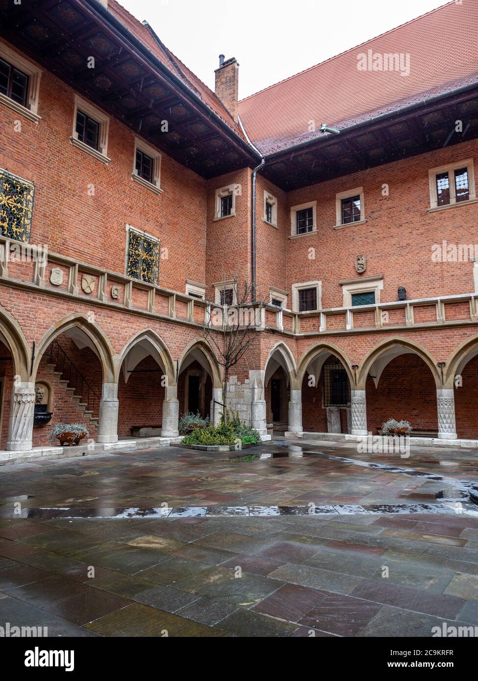 Pologne, Cracovie - 28 décembre 2019 : Cour du Collegium Maius, Université Jagellonienne avec musée. Banque D'Images