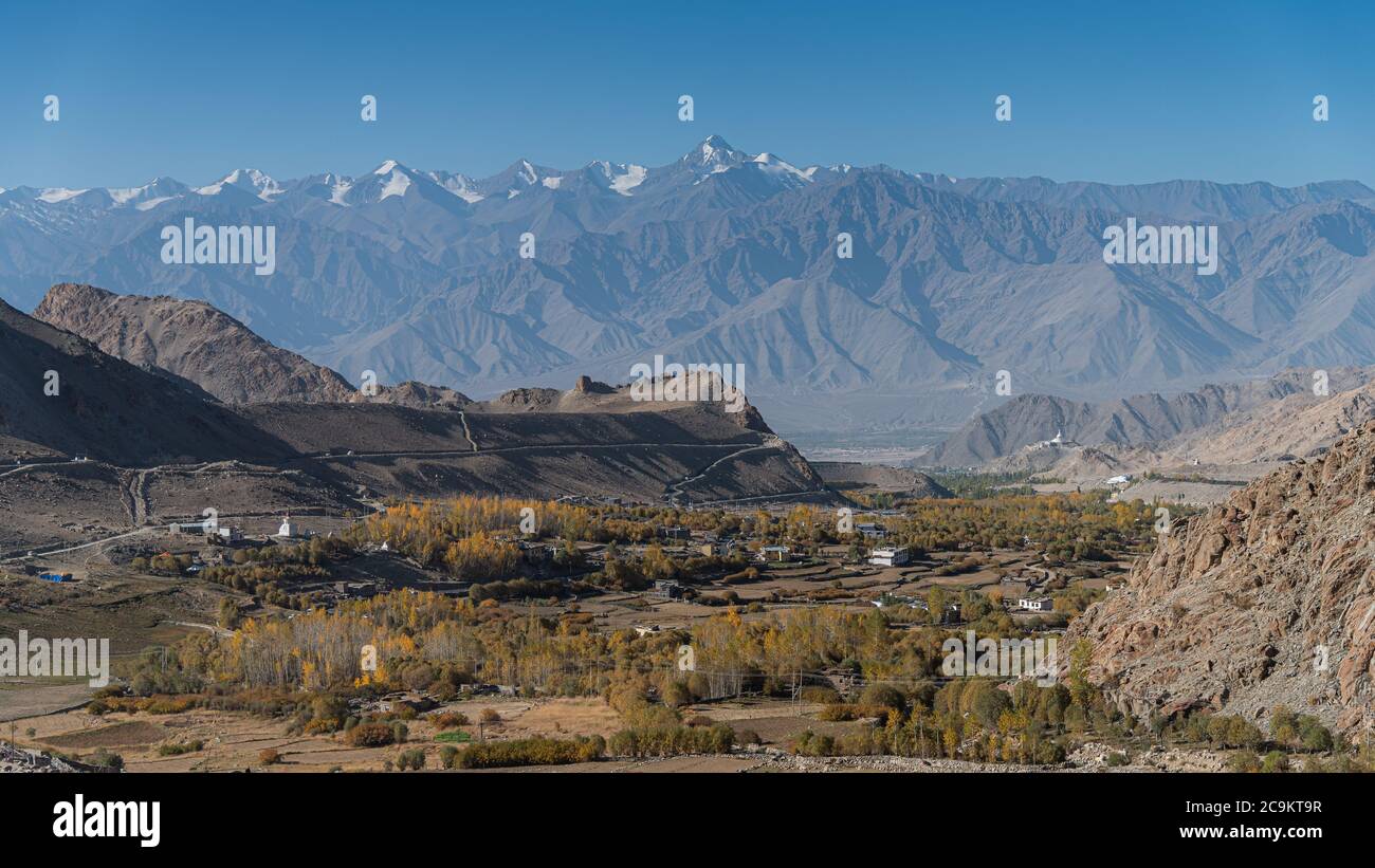 Leh Ladakh vue sur le paysage avec la montagne enneigée Banque D'Images