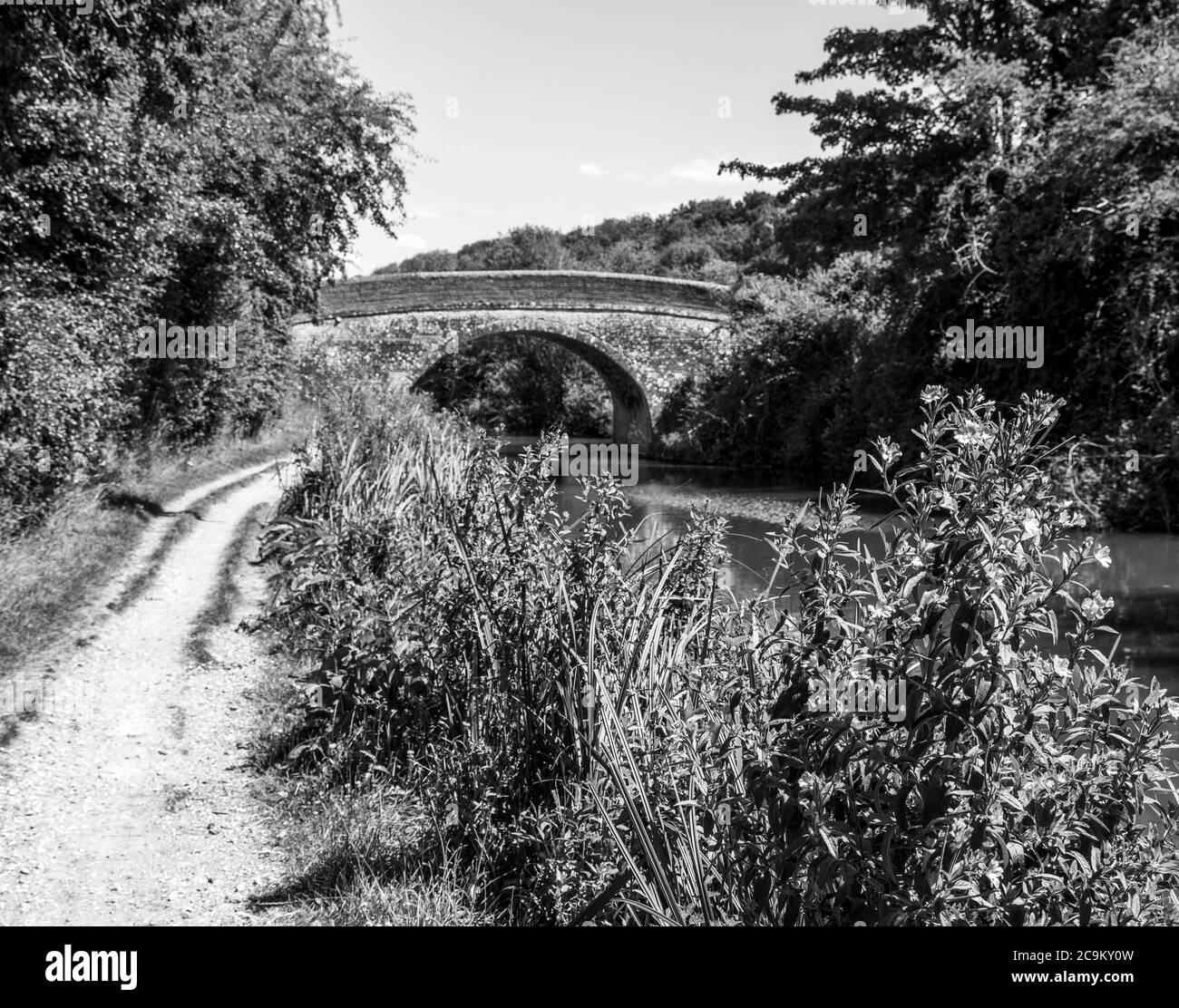 Paysage noir et blanc de Sheapards Bridge, Kennett et Avon Canal , Kintbury, Hungerford, Berkshire, Angleterre, Royaume-Uni, GB. Banque D'Images