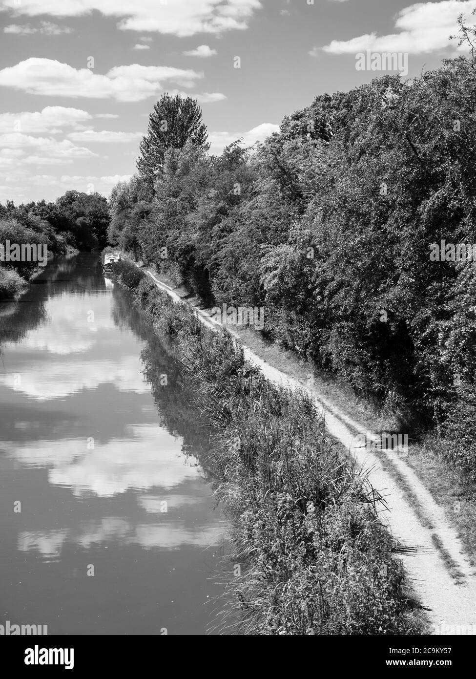 Black and White Landscape, sentier sur le canal Kennett et Avon, Kintbury, Hungerford, Berkshire, Angleterre, Royaume-Uni. GO. Banque D'Images