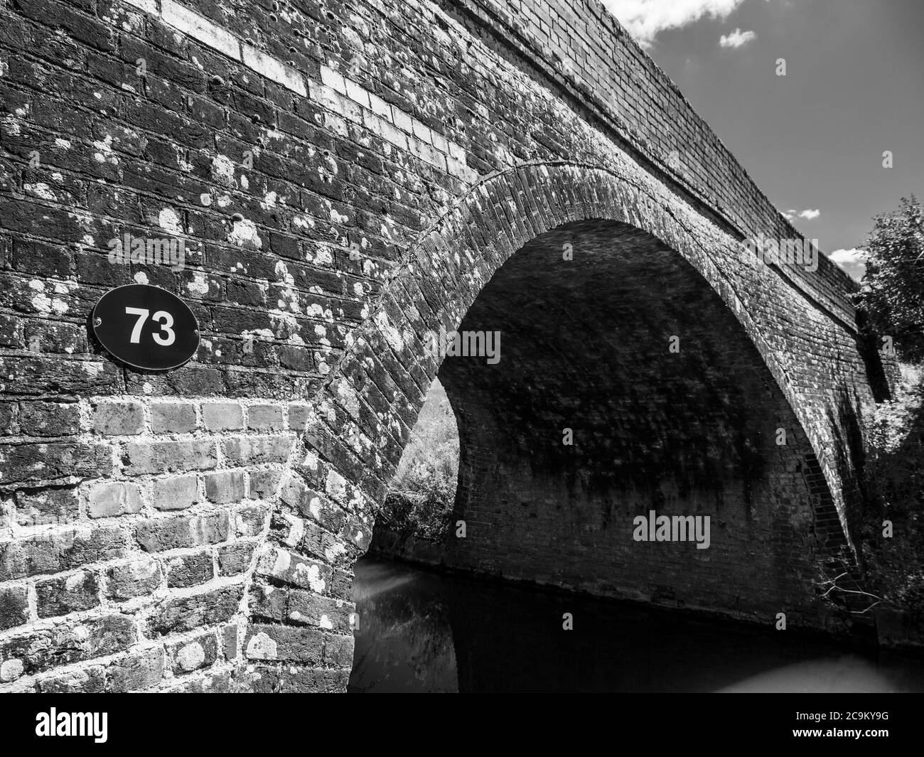 Black and White Landscape of Shepards Bridge, No 73, Kennett and Avon Canal, nr Kintbury, Hungerford, Berkshire, Angleterre, Royaume-Uni, GB. Banque D'Images