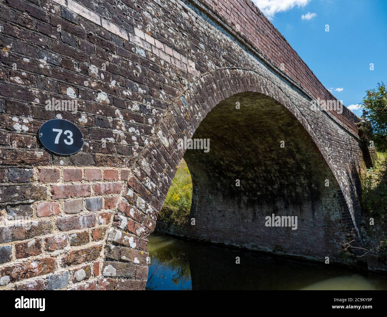 Canal Bridge, Kennett et Avon Canal, Kintbury, Hungerford, Berkshire, Angleterre, Royaume-Uni, GB. Banque D'Images