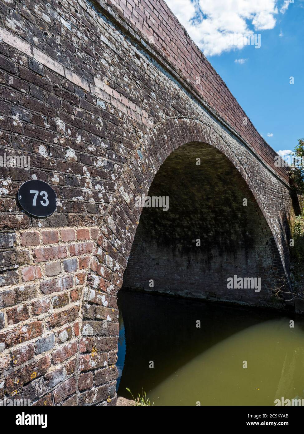Canal Bridge, Kennett et Avon Canal, Kintbury, Hungerford, Berkshire, Angleterre, Royaume-Uni, GB. Banque D'Images