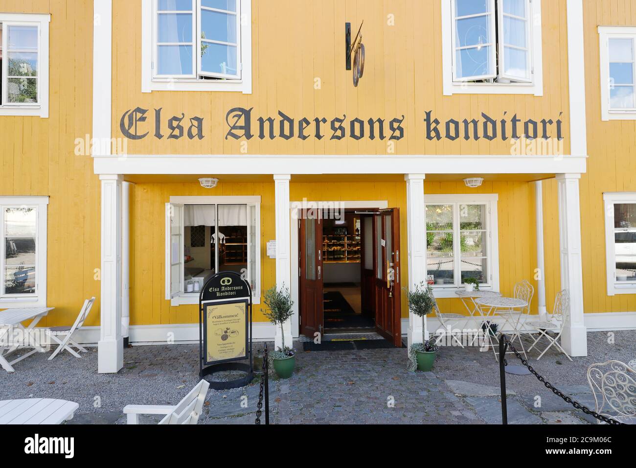 Norberg, Suède - 29 juin 2020 : un bâtiment en bois jaune près de la place abrite la pâtisserie Elsa Andersons. Banque D'Images