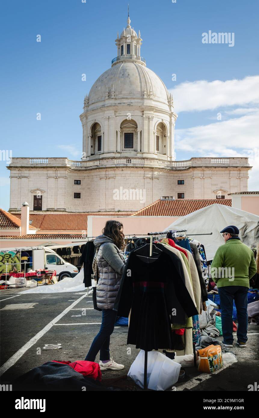 LISBONNE, PORTUGAL - 2 FÉVRIER 2019: Touristes regardant sur une stalle de Feira Da Ladra, célèbre vieux marché aux puces de la rue à lisbonne, portugal, avec la nation Banque D'Images