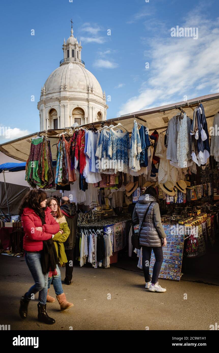 LISBONNE, PORTUGAL - 2 FÉVRIER 2019: Touristes regardant sur une stalle de Feira Da Ladra, célèbre vieux marché aux puces de la rue à lisbonne, portugal, avec la nation Banque D'Images