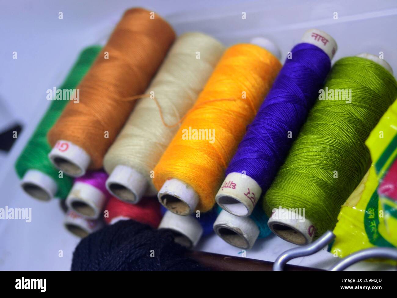 Rouleaux de fils à coudre tous les jours travaux de couture Banque D'Images