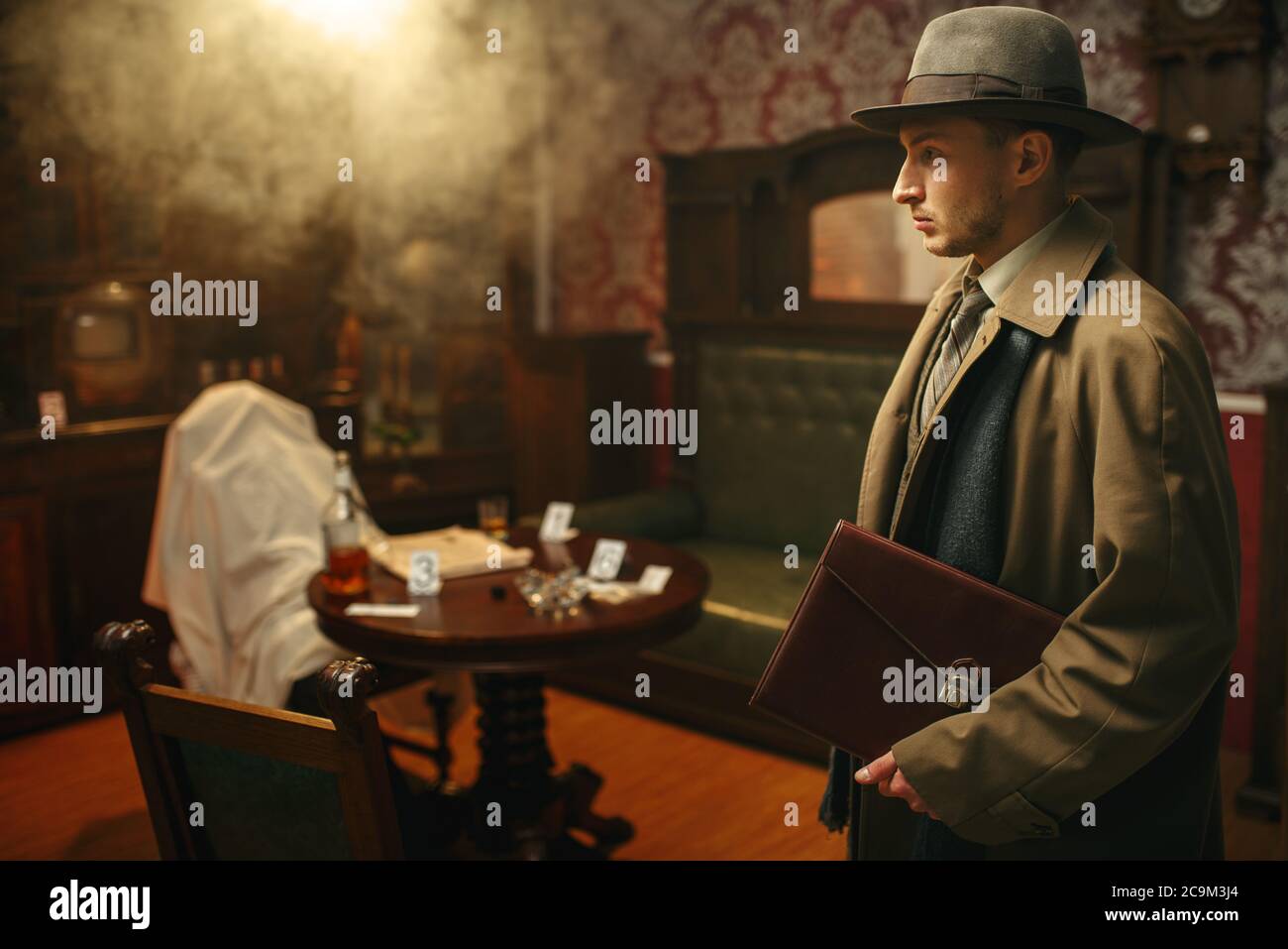 Détective perplexe dans le manteau et le chapeau, scène de crime Photo  Stock - Alamy