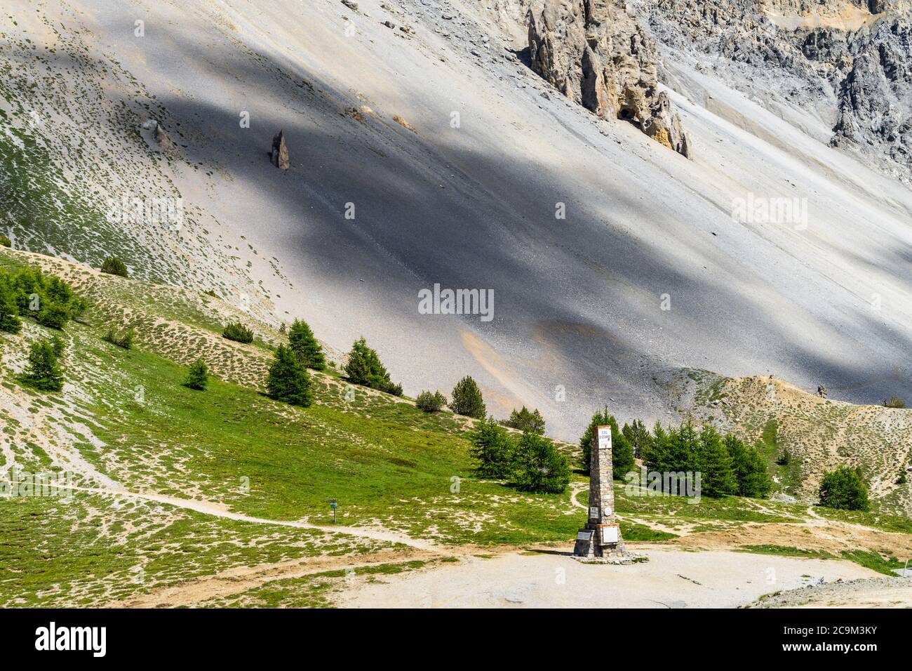 Mémorial au sommet du col d'Izoard (2360) avec la chasse Deserte en arrière-plan, Huates Alpes, France Banque D'Images