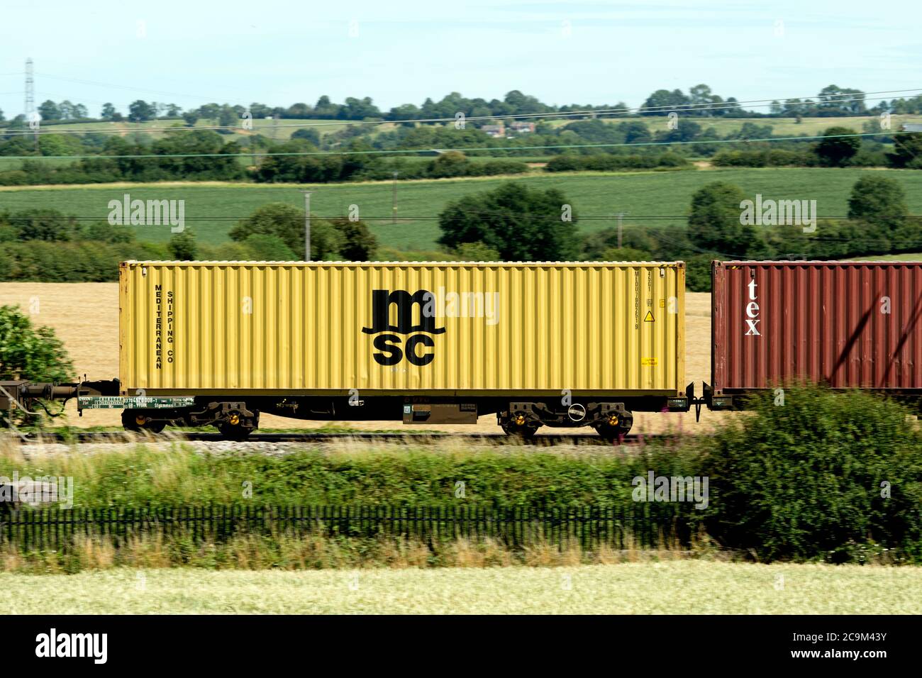 Conteneur d'expédition MSC sur la West Coast main Line, Northamptonshire, Angleterre, Royaume-Uni Banque D'Images