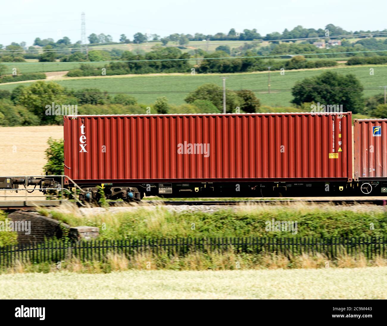 Conteneur d'expédition Tex sur la West Coast main Line, Northamptonshire, Angleterre, Royaume-Uni Banque D'Images