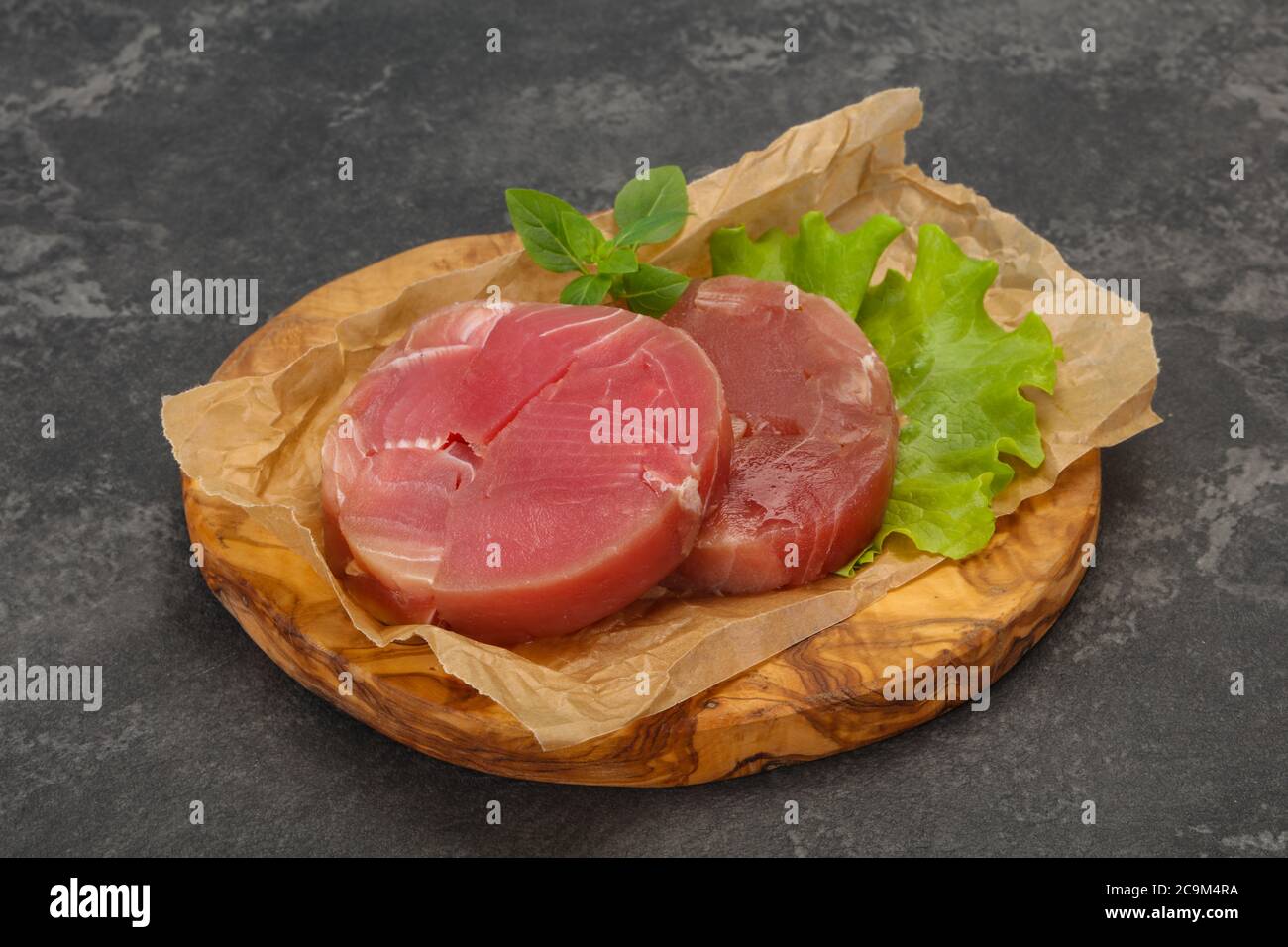 Raw tuna steak ronde prêt pour grill Banque D'Images