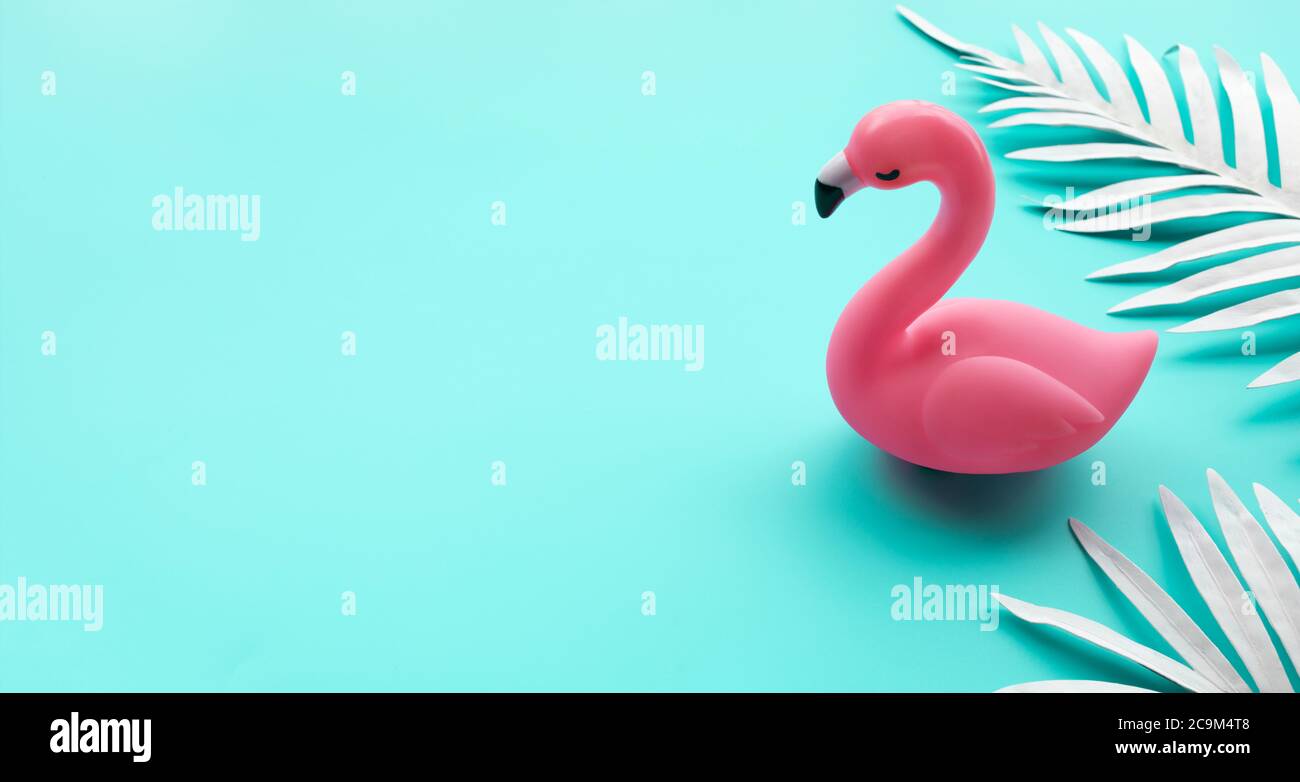 Maquette d'oiseau de Flamingo avec feuille sur fond de couleur.idées de concepts d'été et d'animal Banque D'Images