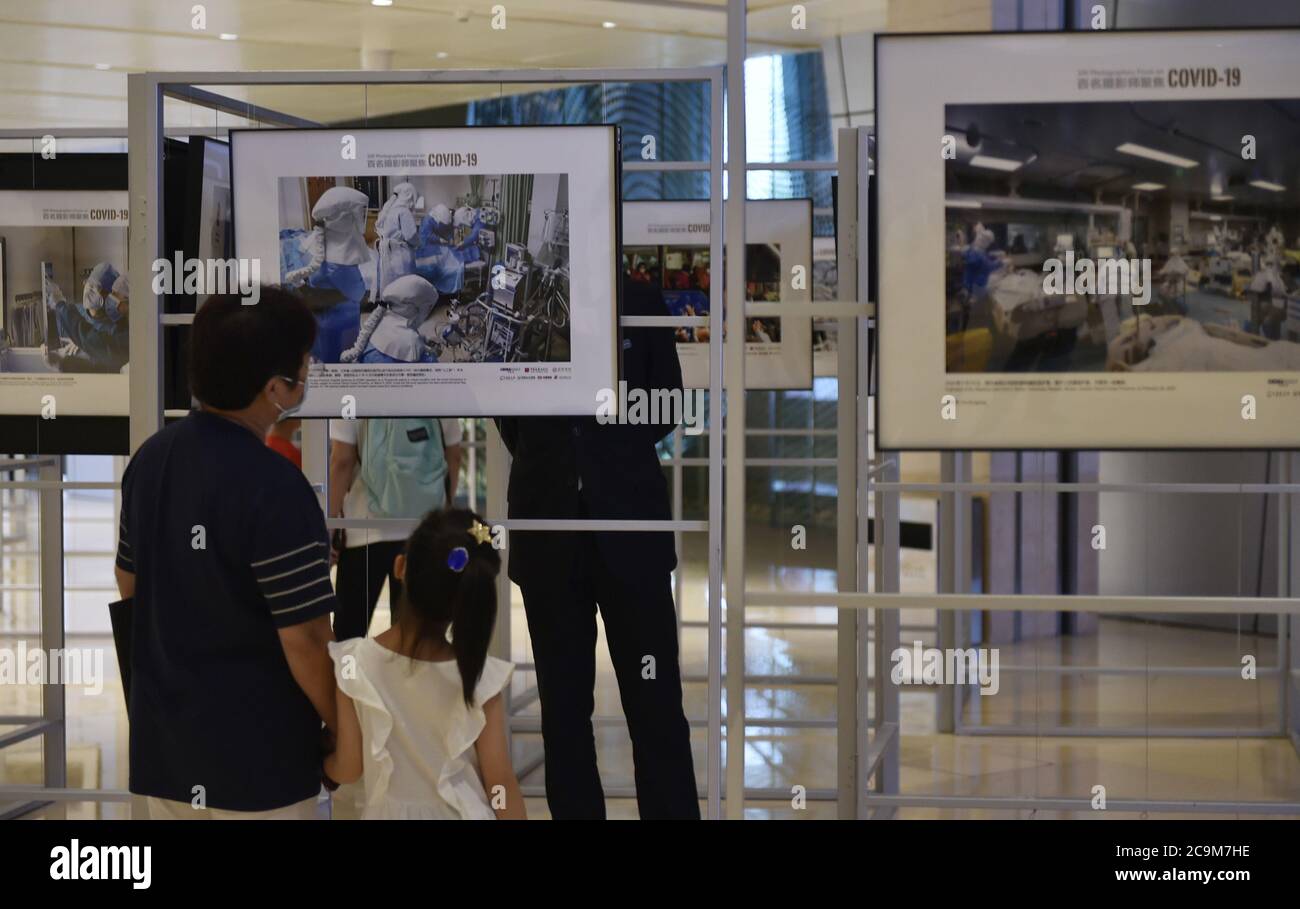 Pékin, Chine. 1er août 2020. Les visiteurs peuvent voir une exposition intitulée « 100 Photographers Focus on COVID-19 », qui présente 80 images prises par les meilleurs photographes chinois pendant la pandémie de COVID-19, au China World Mall à Beijing, capitale de la Chine, le 1er août 2020. Crédit: Lu Peng/Xinhua/Alay Live News Banque D'Images