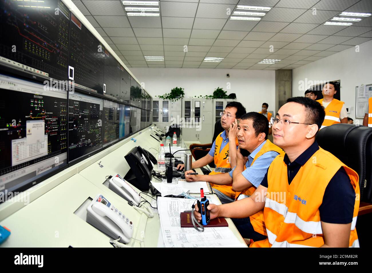 Jinan, province chinoise de Shandong. 31 juillet 2020. Les membres du personnel testent le système de signalisation sur une section du chemin de fer interurbain Qingdao-Rongcheng à Laixi City, dans la province de Shandong, en Chine orientale, le 31 juillet 2020. Credit: Guo Xulei/Xinhua/Alamy Live News Banque D'Images