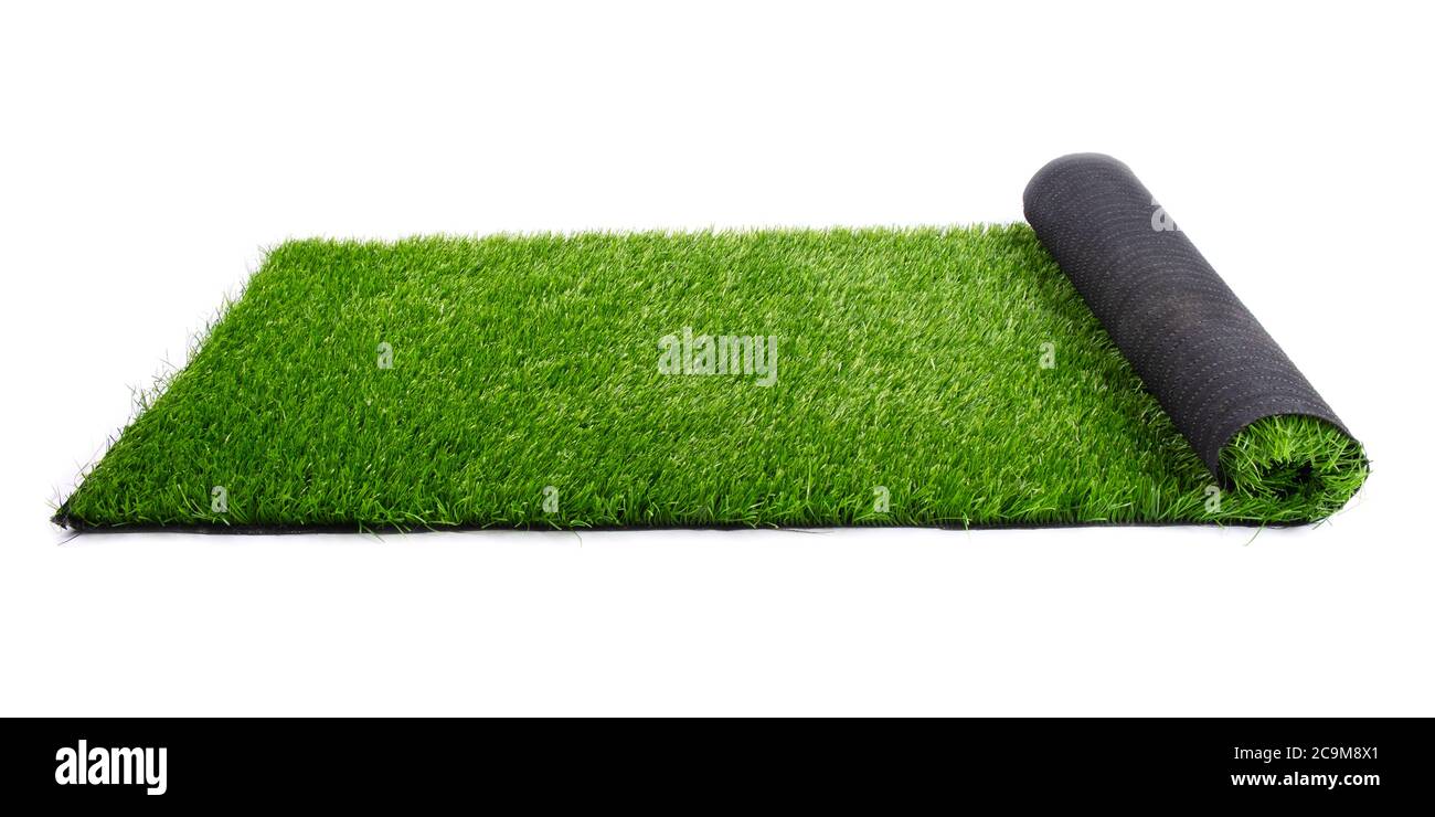 rouleau d'herbe verte artificielle isolée sur fond blanc, pelouse. Banque D'Images