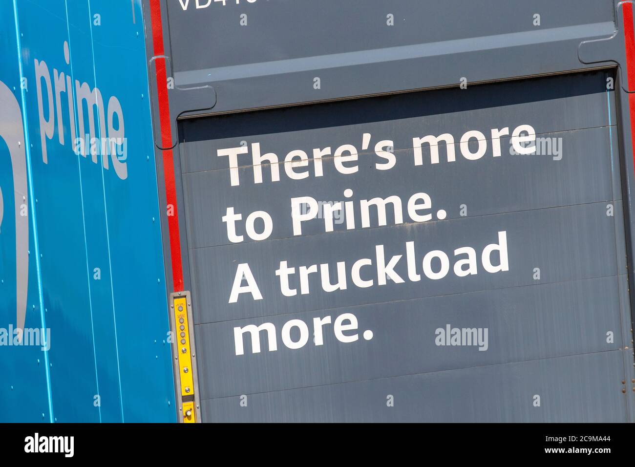 Amazon Premium Haulage livraison de camions, camion, transport, camion, transporteur de fret, véhicule, industrie européenne de transport commercial HGV, M6 à Manchester, Royaume-Uni Banque D'Images