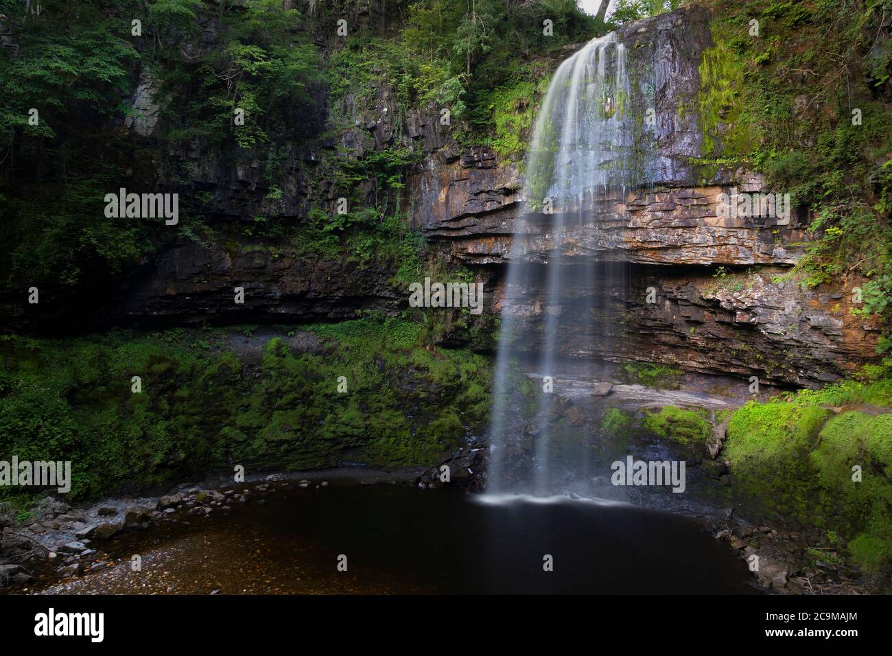 Henrhyd Falls dans le parc national de Brecon Beacons Banque D'Images