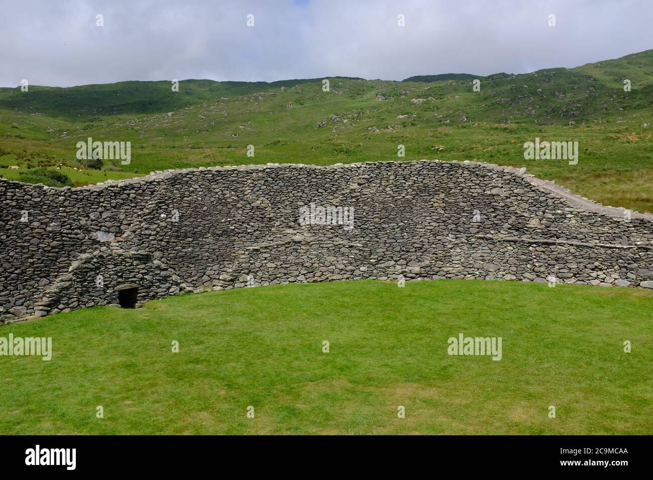 Comte Kerry dans le sud de l'Irlande en boucle autour de la péninsule Iveragh section Sneem à Caherdaniel, grand staigue de pierre fort Banque D'Images