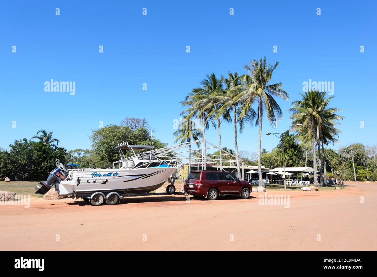 Bateau de pêche à remorquer devant un café à Dundee Beach près de Darwin, territoire du Nord, territoire du Nord, Australie Banque D'Images