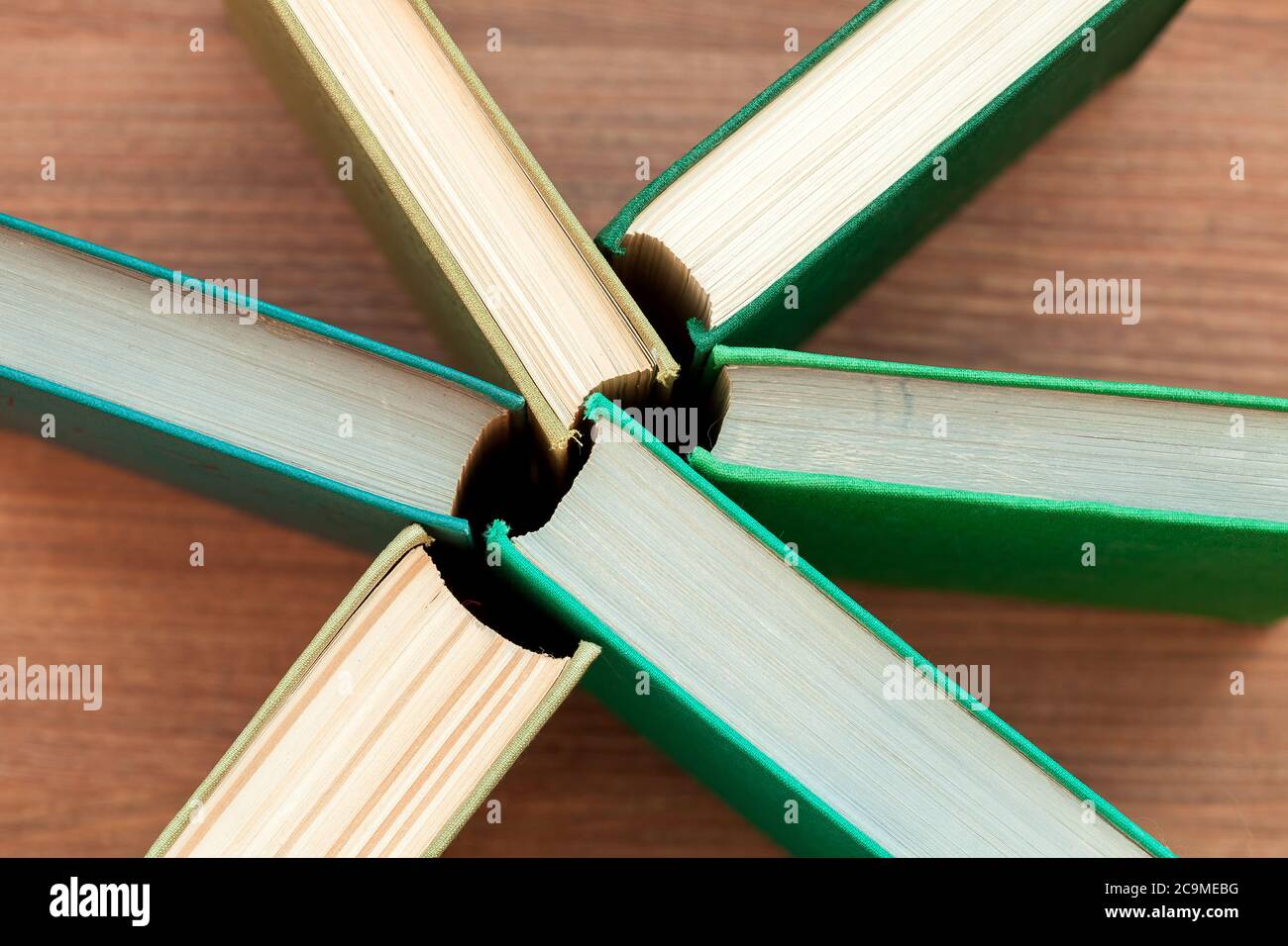 livres de hardback utilisés ou livres de texte vus de dessus sur table en bois. Banque D'Images