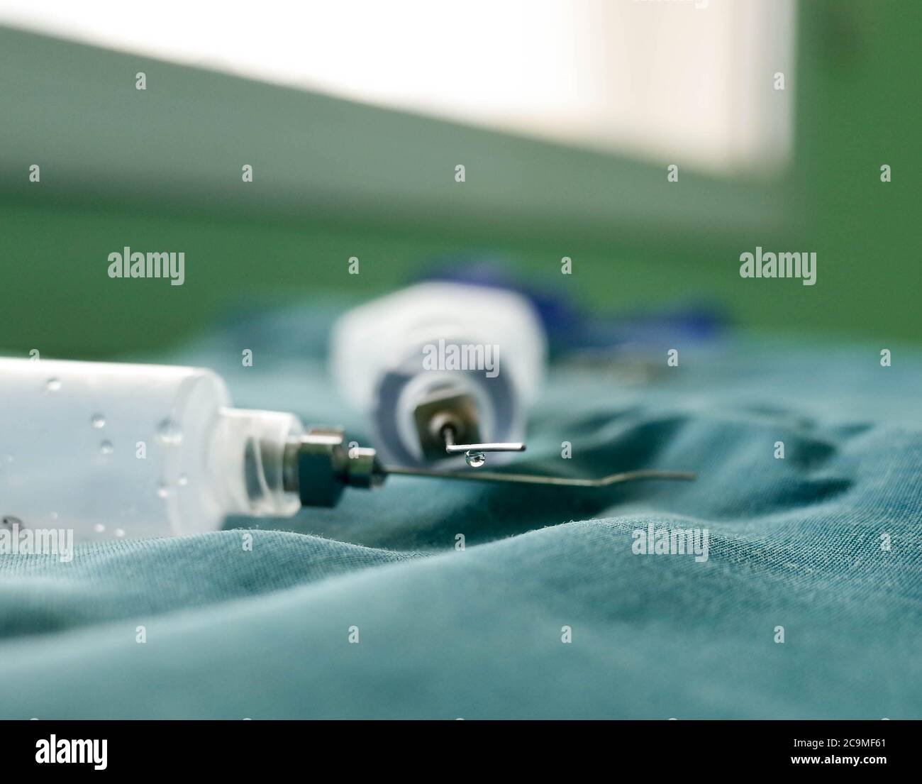 Matériel chirurgical et seringue sur un chiffon. Banque D'Images