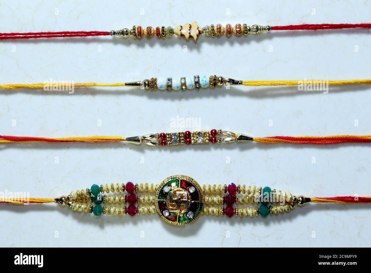 rakhi coloré, collection de bracelets pour le festival indien Raksha Bandhan sur fond blanc Banque D'Images