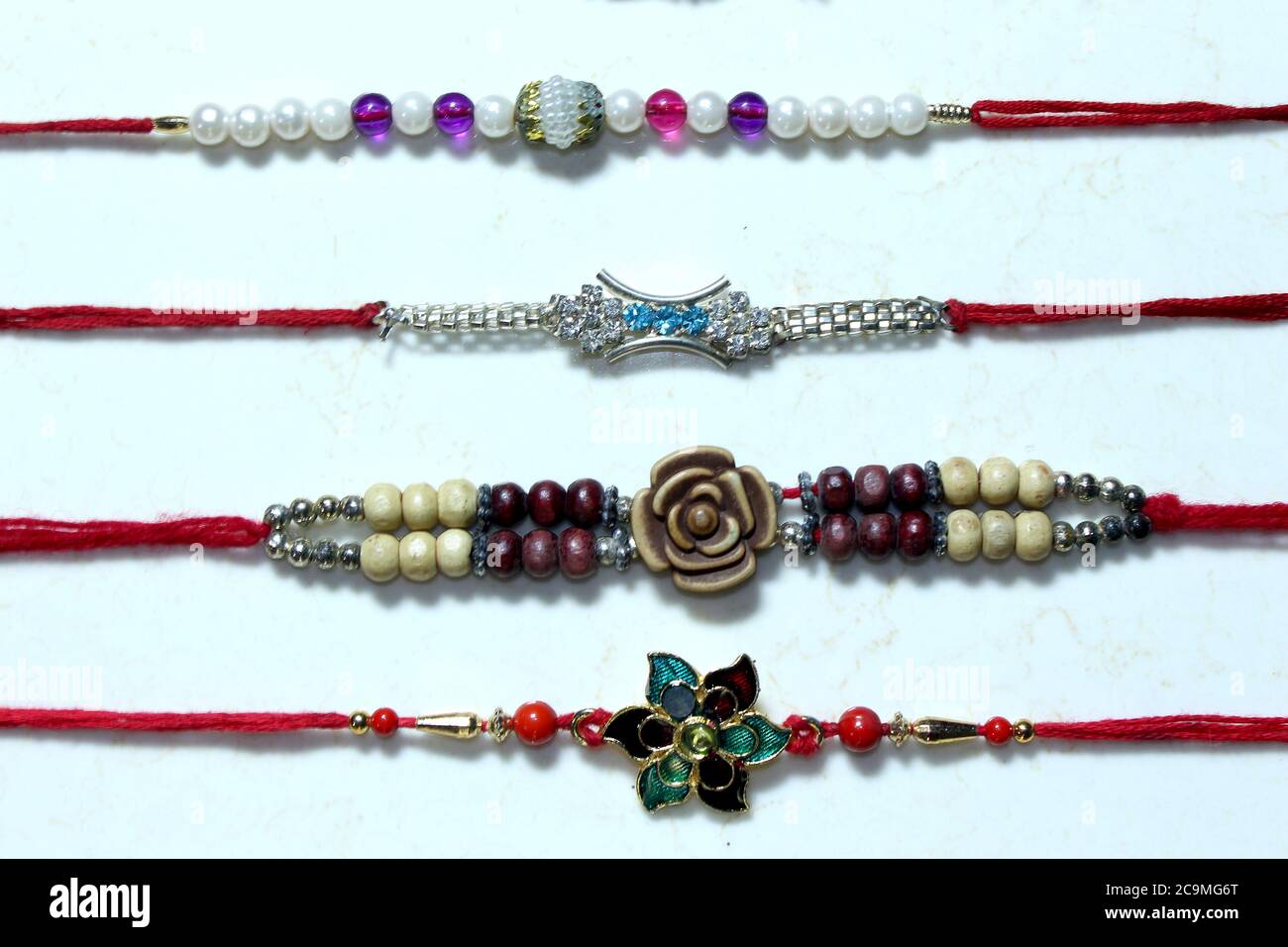 rakhi coloré, collection de bracelets pour le festival indien Raksha Bandhan sur fond blanc Banque D'Images
