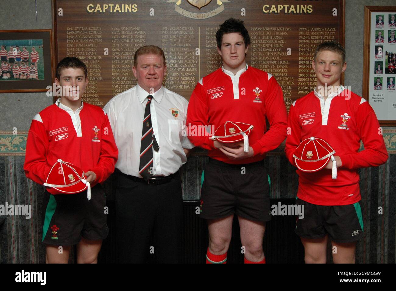 Un jeune Leigh Halfpenny et Dan Biggar à leur club de rugby à domicile, Gorseinon RFC après avoir reçu leur Wales U16 CAPS aux côtés de jamie Richards, collègue du cub, le 25 avril 2005. Banque D'Images