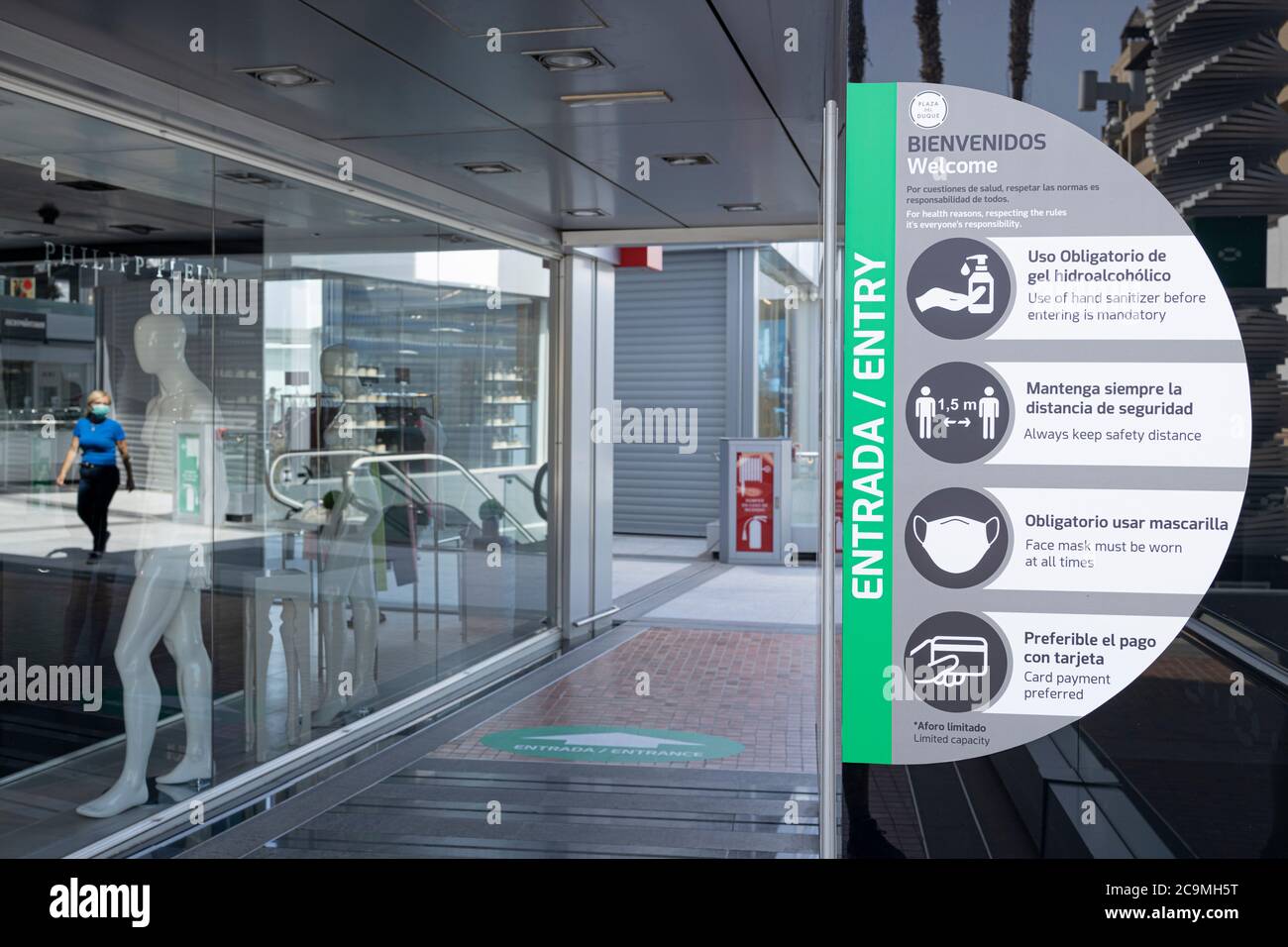 Plaza del Duque centre commercial de luxe ouvert pour les affaires à la suite du covid 19 verrouillage, Costa Adeje, Tenerife, îles Canaries, Espagne Banque D'Images