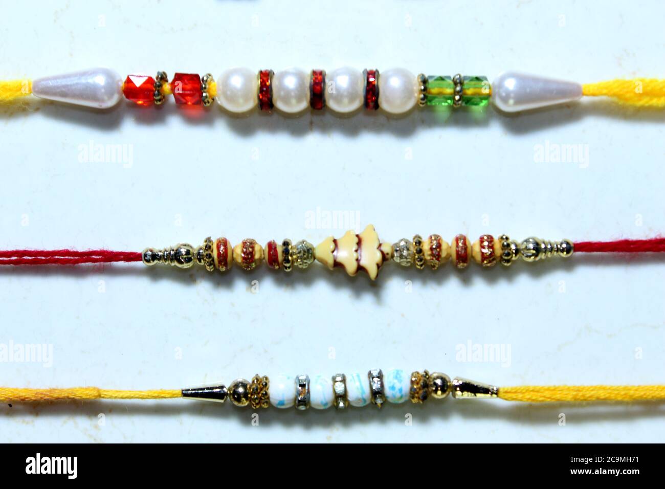 rakhi coloré, collection de bracelets pour le festival indien Raksha Bandhan sur fond blanc Banque D'Images