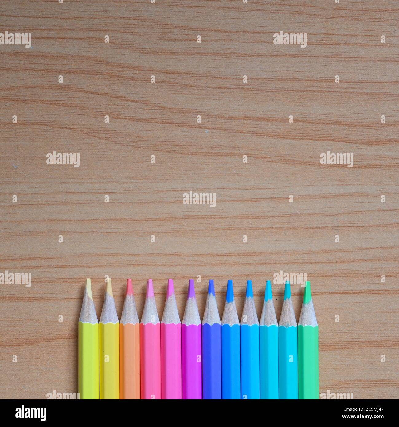Vue de dessus l'image de crayons multicolores aiguisés est mise sur une table en bois. Banque D'Images