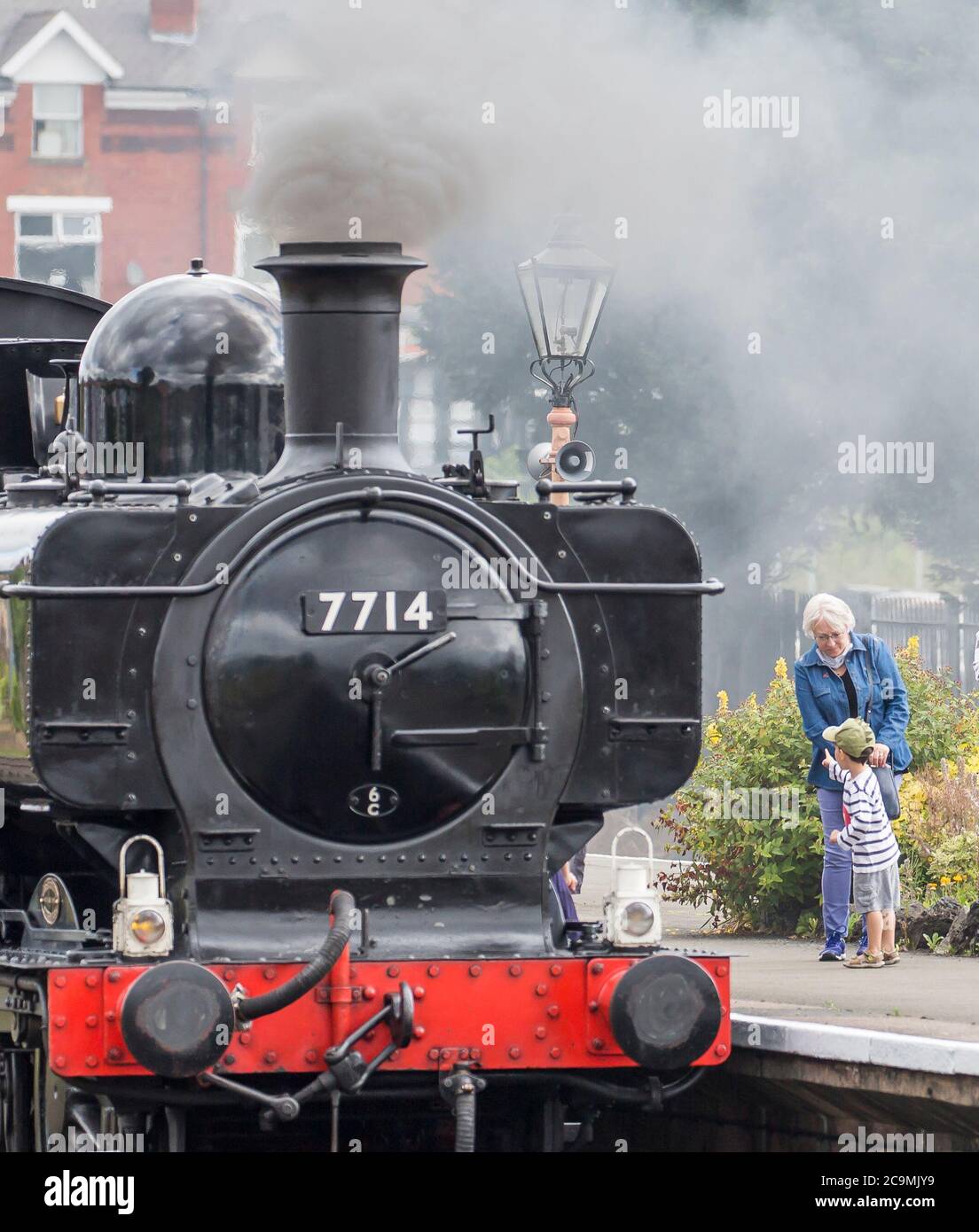 Kidderminster, Royaume-Uni. 1er août 2020. L'une des principales attractions touristiques des Midlands est de retour sur la bonne voie aujourd'hui après des mois de fermeture forcée en raison du blocage du coronavirus. Le premier service de transport de passagers quitte la gare de Severn Valley de Kidderminster et les visiteurs sont heureux que le personnel prenne toutes les précautions possibles pour assurer leur sécurité et la jouissance de ce magnifique chemin de fer patrimonial. Crédit : Lee Hudson/Alay Live News Banque D'Images