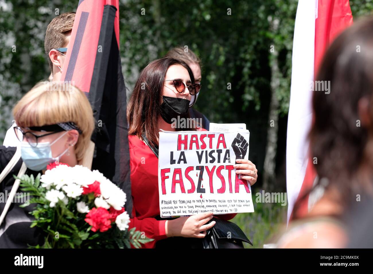 Varsovie Pologne jeune protestante antifasciste protestant contre le régime de Duda de droite ( parti anti PiS ) pris le 1er août 2020 Banque D'Images