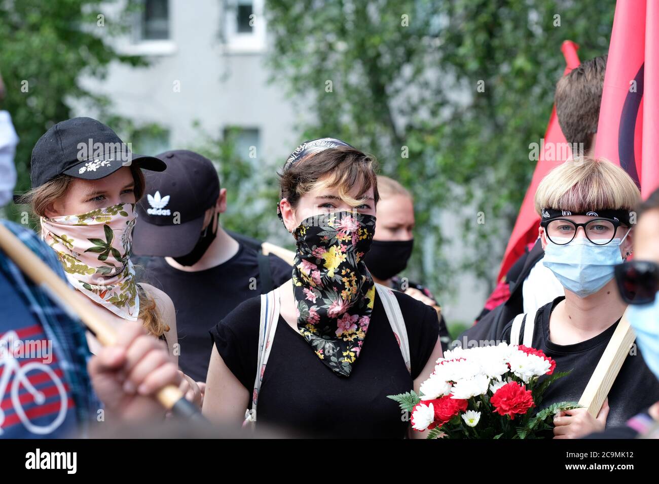 Varsovie Pologne de jeunes femmes protestataires prennent part à une manifestation antifasciste à Varsovie le 1er août 2020 portant des masques coronavirus Banque D'Images