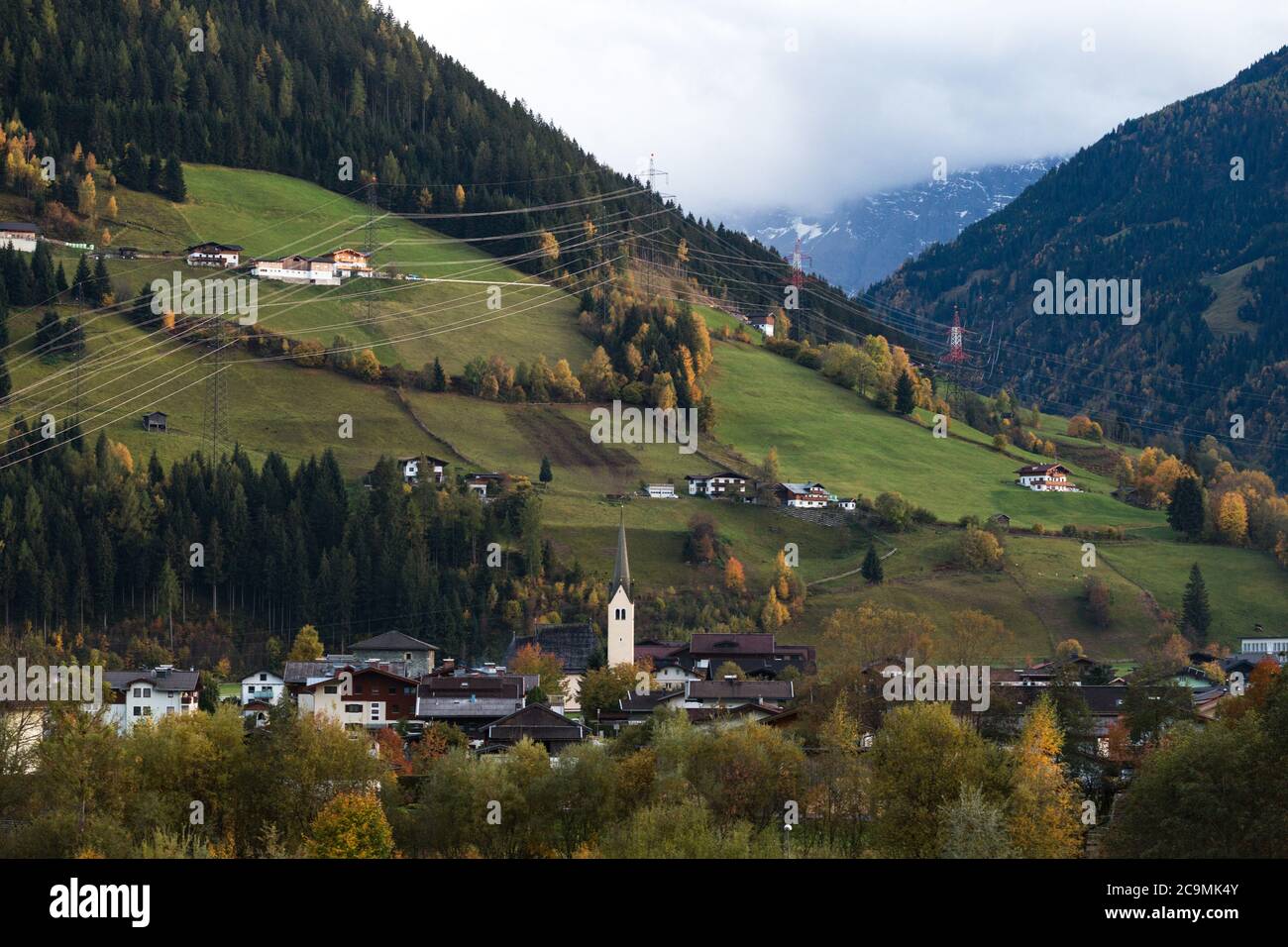 paysage d'automne. belle vue sur les villages alpins avec la toile de fond des montagnes Banque D'Images