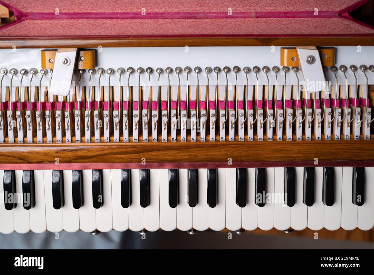 Vue de dessus de l'instrument de musique indien classique Harmonium. Banque D'Images