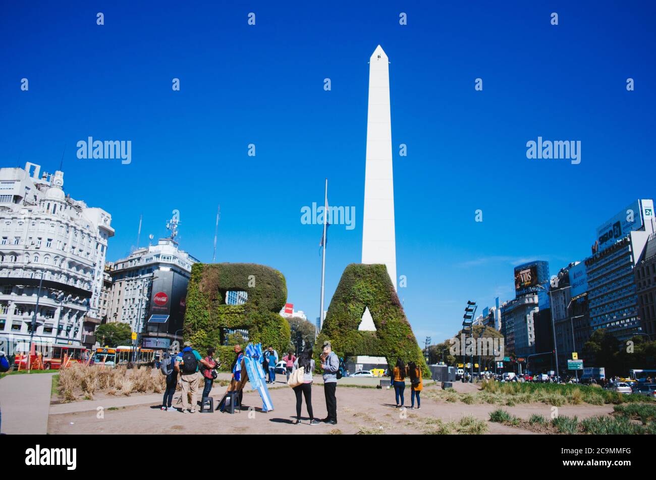 Buenos Aires, Argentine - 4 septembre 2018 : touristes devant le célèbre Obélisque argentin prenant des selfies et des photos de groupe. Banque D'Images