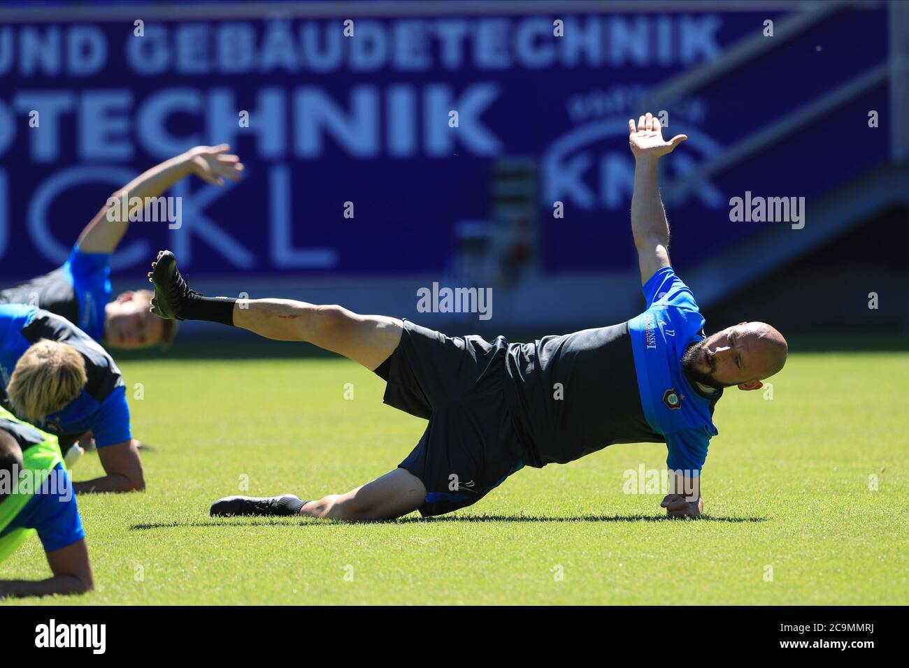 Aue, Allemagne. 1er août 2020. Football: 2ème Bundesliga, saison 2020/2021 entraînement Kick-off FC Erzgebirge Aue dans le Erzgebirgsstadion Aue Philipp Riese se réchauffant et étirant les muscles. Credit: Daniel Schäfer/dpa-Zentralbild/dpa - NOTE IMPORTANTE: Conformément aux règlements de la DFL Deutsche Fußball Liga et de la DFB Deutscher Fußball-Bund, il est interdit d'exploiter ou d'exploiter dans le stade et/ou à partir du jeu pris des photos sous forme d'images de séquences et/ou de séries de photos de type vidéo./dpa/Alay Live News Banque D'Images